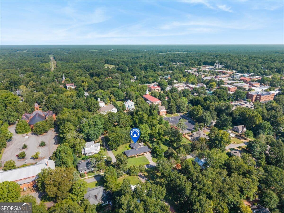 4 bedroom, 3 bathroom, 2,496 sq ft single family residence for sale at 437 Pine Street, Madison, GA 30650 — photo 5