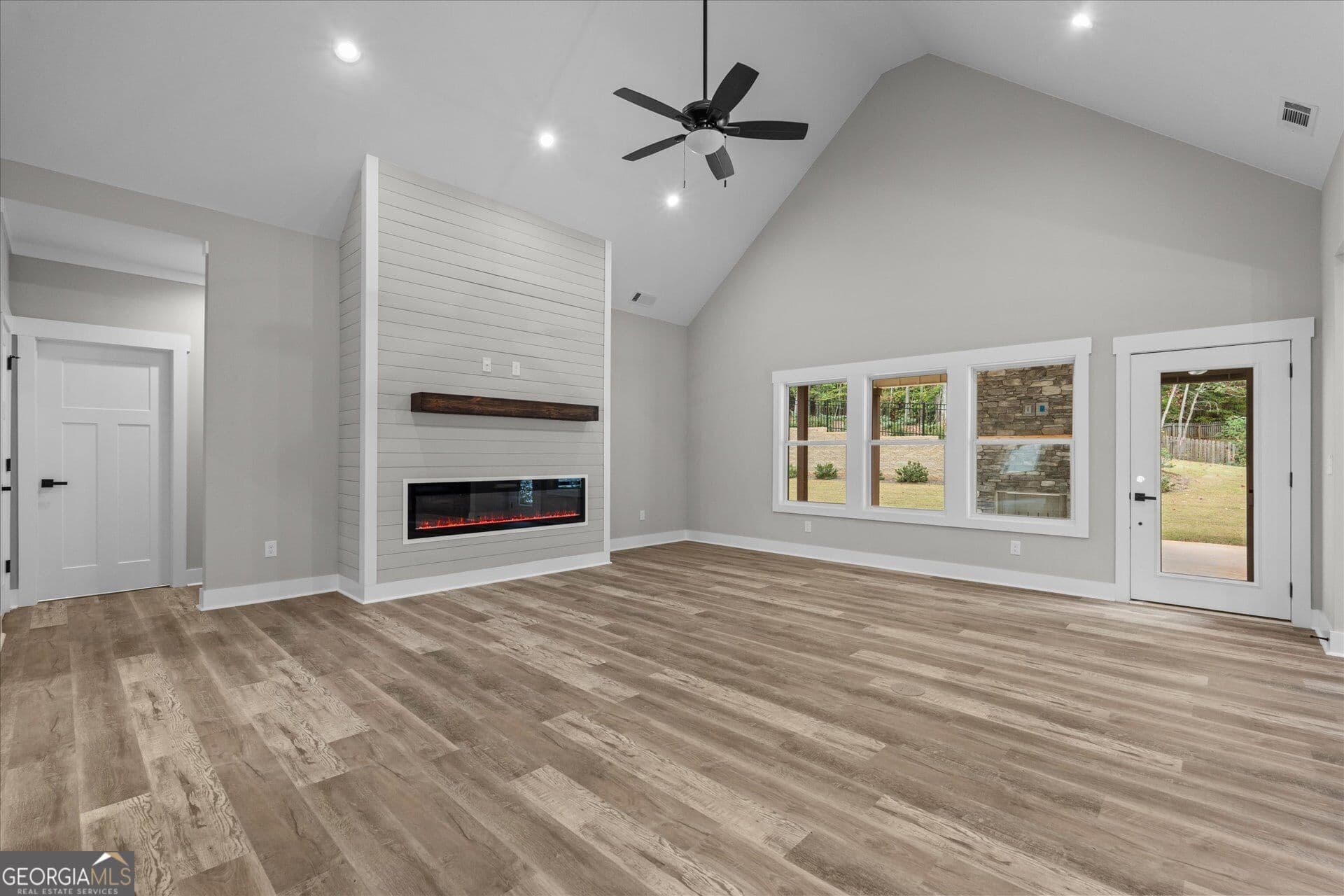 4 bedroom, 3.5 bathroom, 2,912 sq ft single family residence for sale at 10040 Lakeview Parkway, Villa Rica, GA 30180 — photo 7