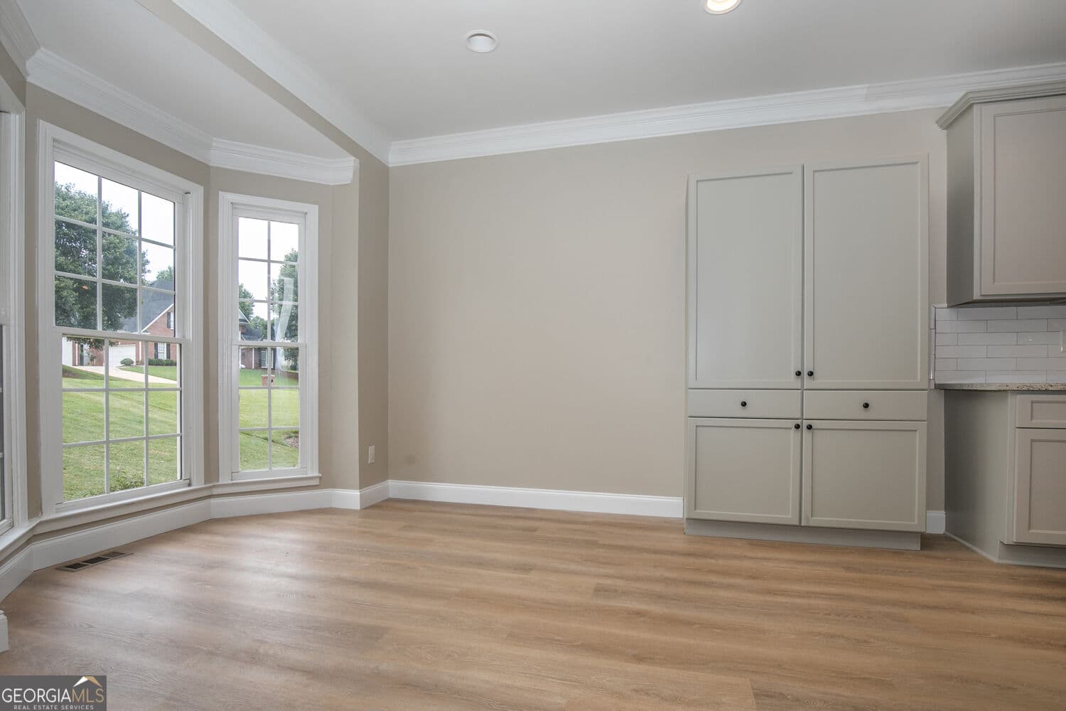 6 bedroom, 3.5 bathroom, 4,027 sq ft single family residence for rent at 6353 Chestnut Parkway, Flowery Branch, GA 30542 for $3,600 a month — photo 9