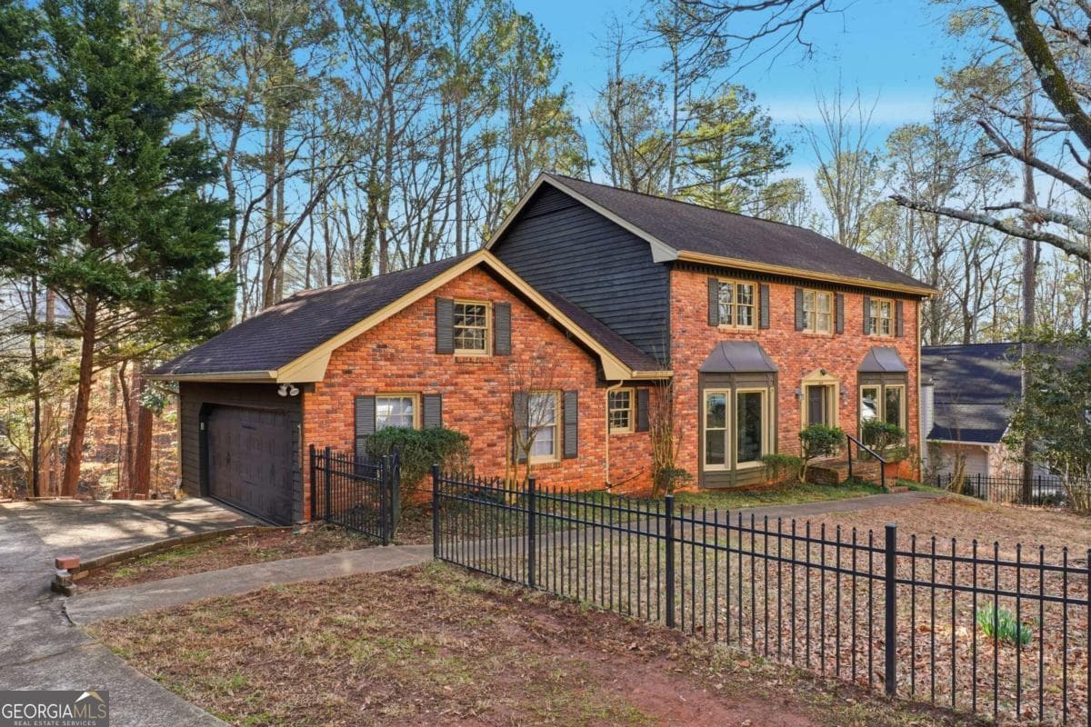 5 bedroom, 3.5 bathroom, 3,351 sq ft single family residence for sale at 600 Branch Valley Court, Roswell, GA 30076 — photo 5