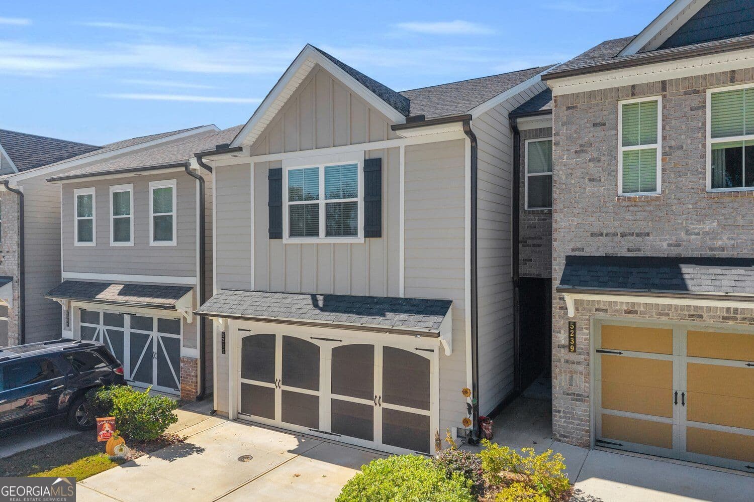3 bedroom, 2.5 bathroom, 1,912 sq ft townhouse for sale at 5235 Canberra Drive, Flowery Branch, GA 30542 — photo 2