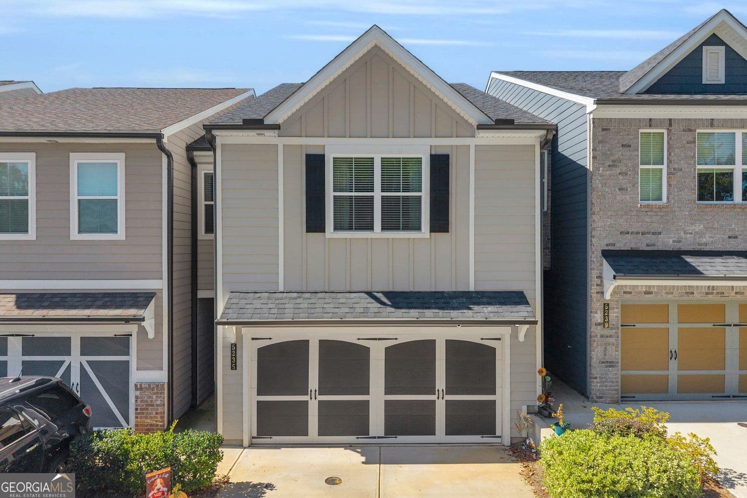 3 bedroom, 2.5 bathroom, 1,912 sq ft townhouse for sale at 5235 Canberra Drive, Flowery Branch, GA 30542 — photo 1 of 57