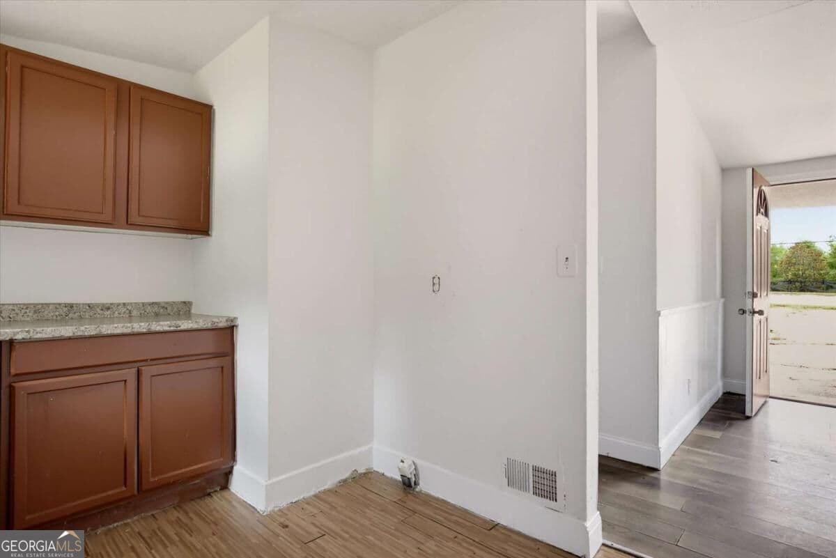 2 bedroom, 1 bathroom, 1,049 sq ft single family residence for sale at 2584 Austell Road, Marietta, GA 30008 — photo 9