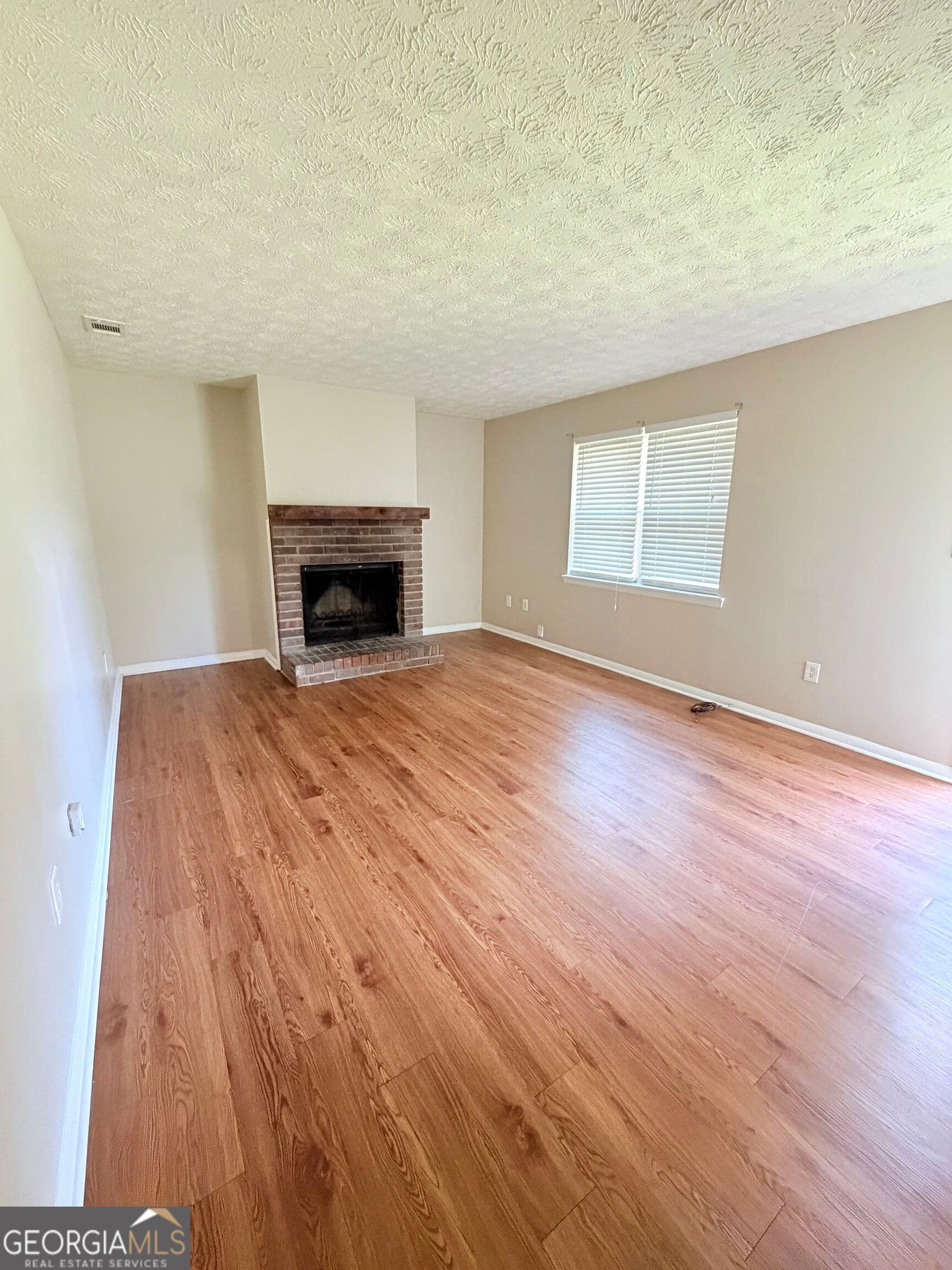 2 bedroom, 1 bathroom, 891 sq ft duplex for rent at 1063 Kings Mill Run, Athens, GA 30606 for $1,095 a month — photo 2