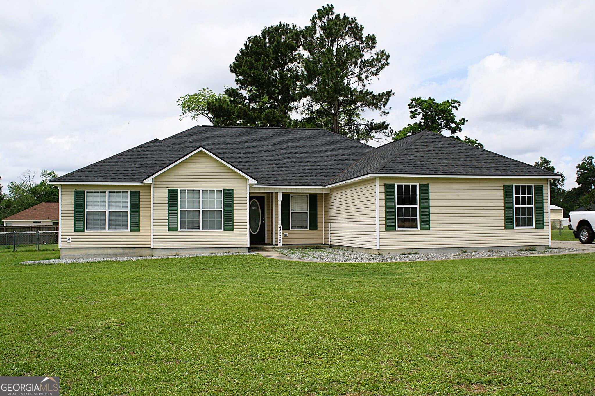 4 bedroom, 3 bathroom, 1,902 sq ft single family residence under contract at 4509 Windward Court, Valdosta, GA 31605
