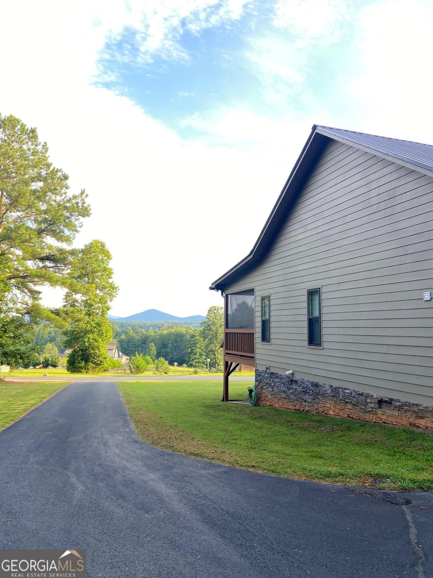 2 bedroom, 2 bathroom, 1,876 sq ft single family residence for sale at 277 Sunset Trail, Blairsville, GA 30512 — photo 4