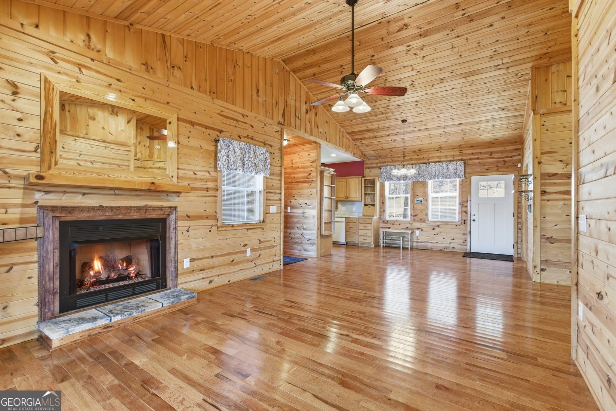 3 bedroom, 3 bathroom, 1,829 sq ft cabin,single family residence for sale at 620 Courthouse Gap Road, Clayton, GA 30525 — photo 10