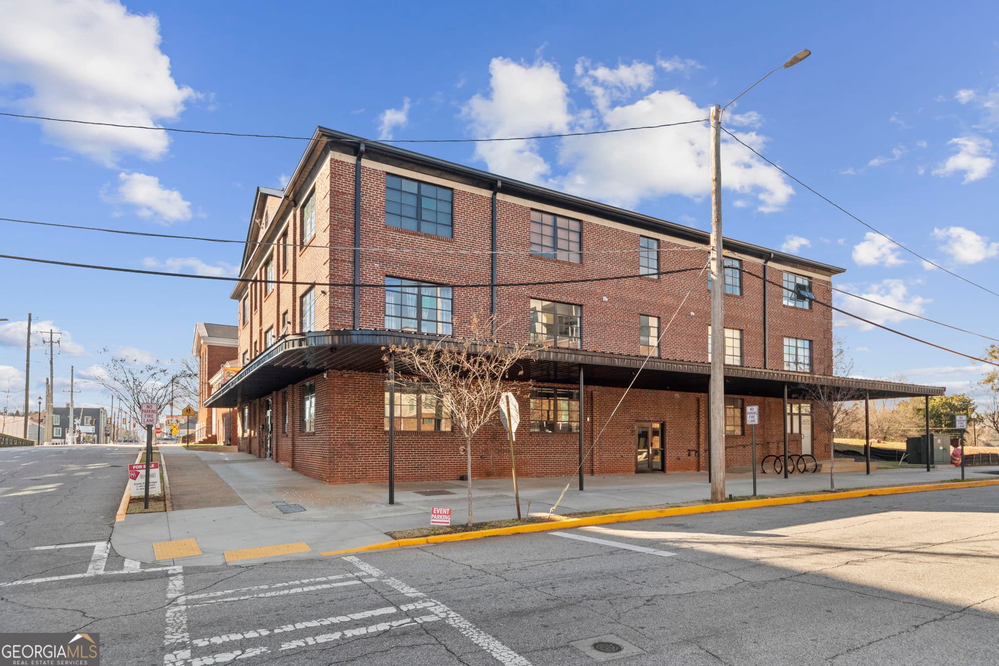 1 bedroom, 1 bathroom, 587 sq ft condominium for sale at 1805 Harvard Avenue 305, College Park, GA 30337