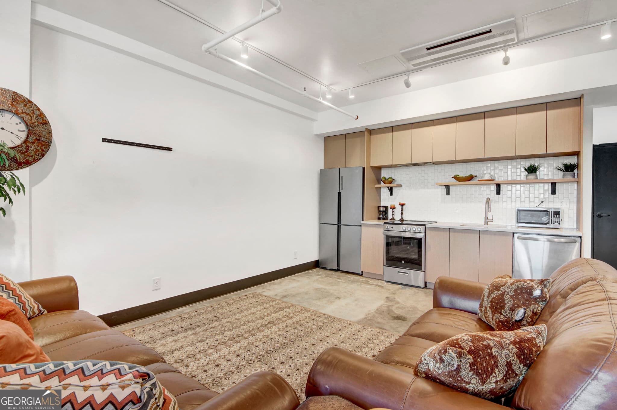 1 bedroom, 1 bathroom, 587 sq ft condominium for sale at 1805 Harvard Avenue 305, College Park, GA 30337 — photo 5