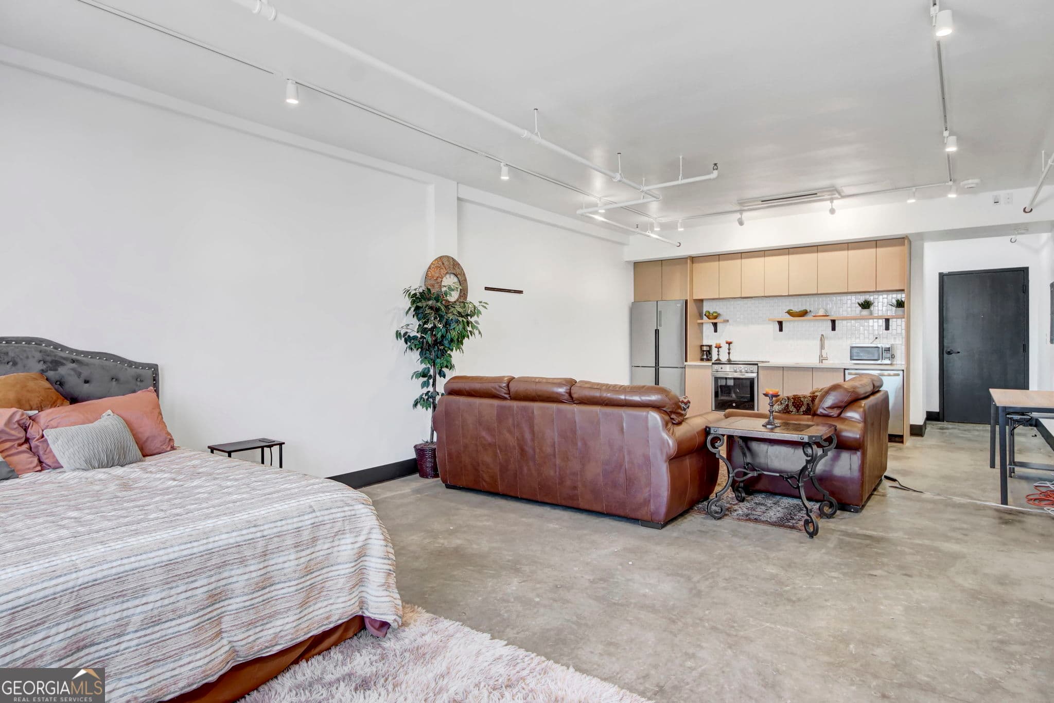 1 bedroom, 1 bathroom, 587 sq ft condominium for sale at 1805 Harvard Avenue 305, College Park, GA 30337 — photo 4