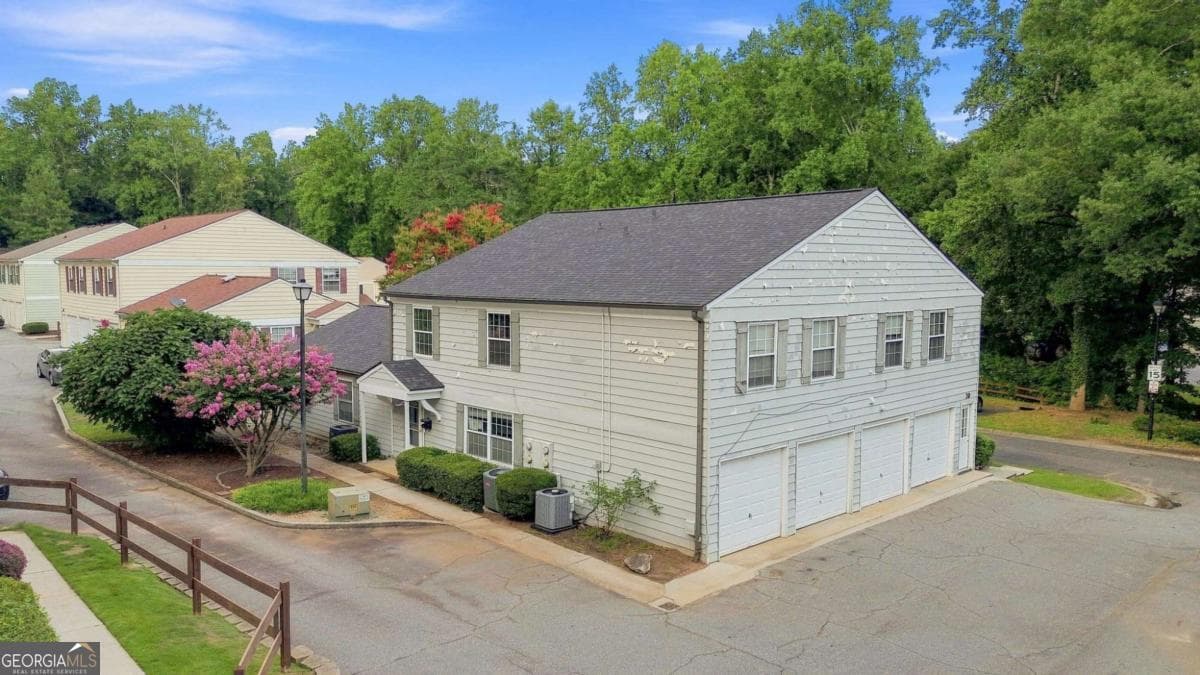 2 bedroom, 1 bathroom, 882 sq ft condominium for sale at 1392 Old Coach Road, Marietta, GA 30008 — photo 2