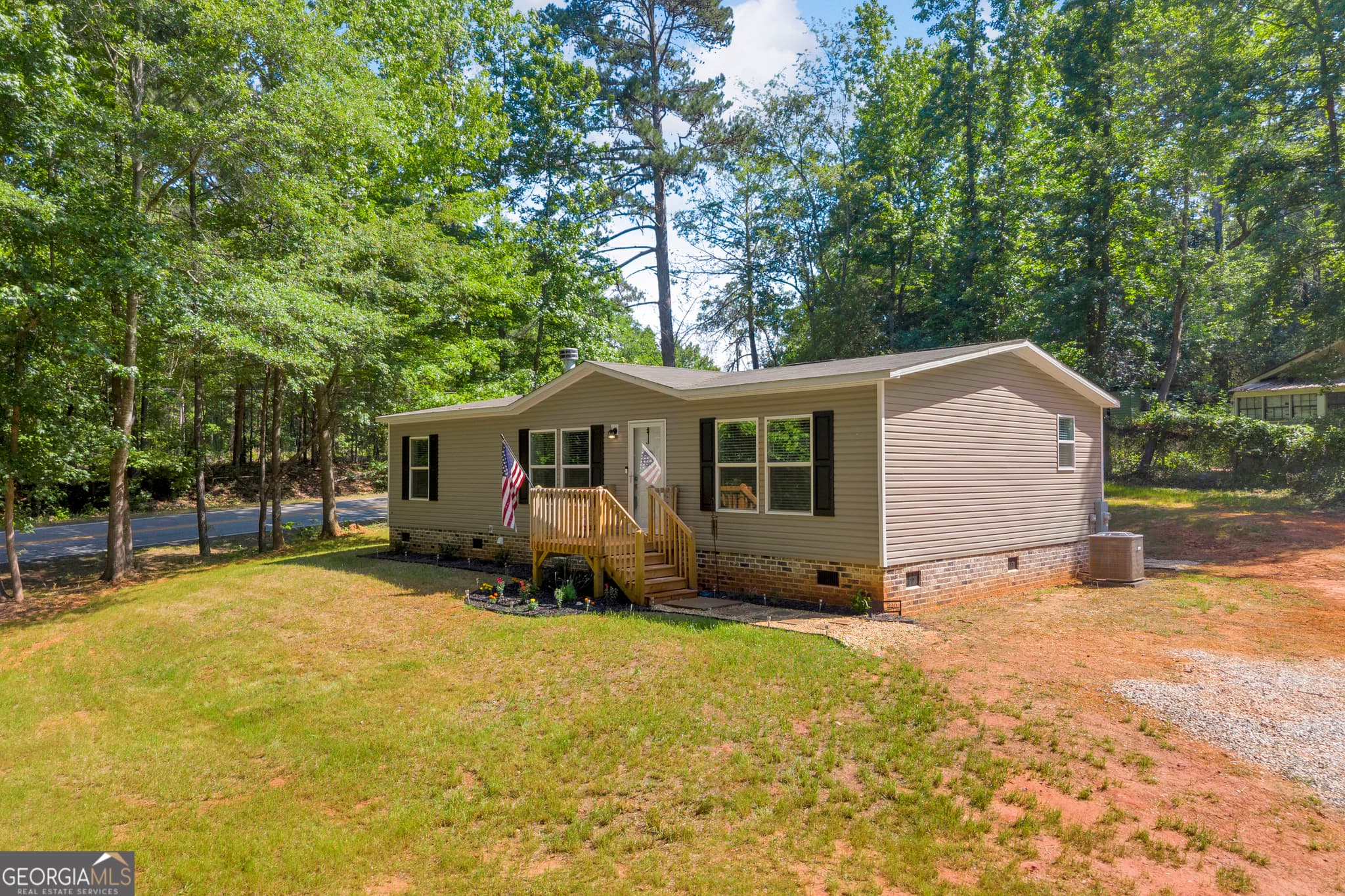 3 bedroom, 2 bathroom, 1,344 sq ft single family residence for sale at 220 Trout Drive, Lavonia, GA 30553 — photo 6