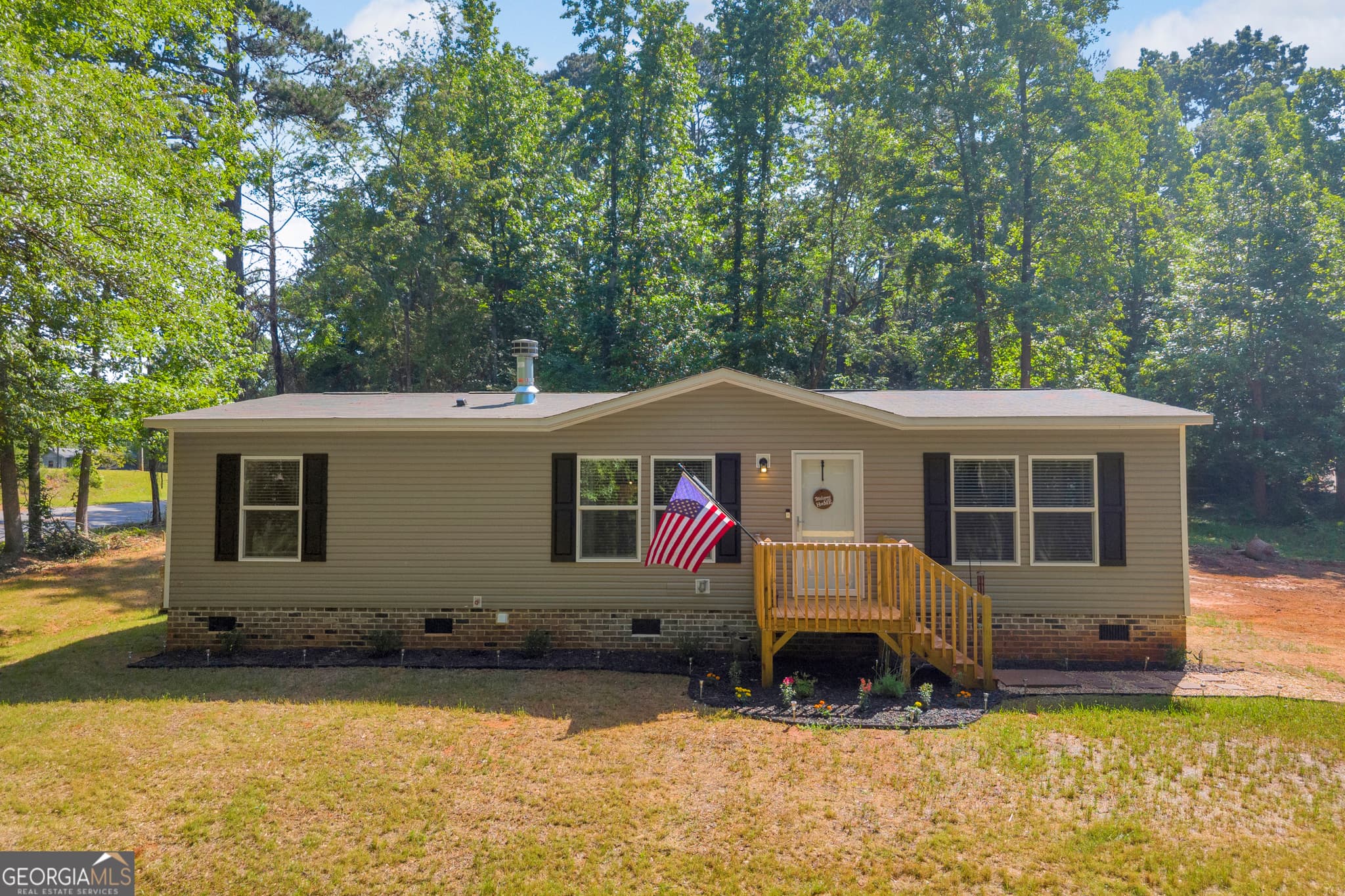 3 bedroom, 2 bathroom, 1,344 sq ft single family residence for sale at 220 Trout Drive, Lavonia, GA 30553 — photo 1 of 58