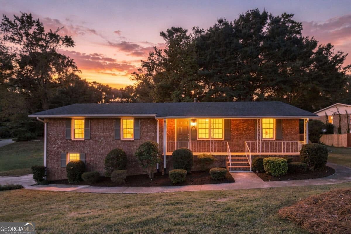 4 bedroom, 3 bathroom, 2,025 sq ft single family residence for sale at 31 Huntwood Drive, Smyrna, GA 30082 — photo 2