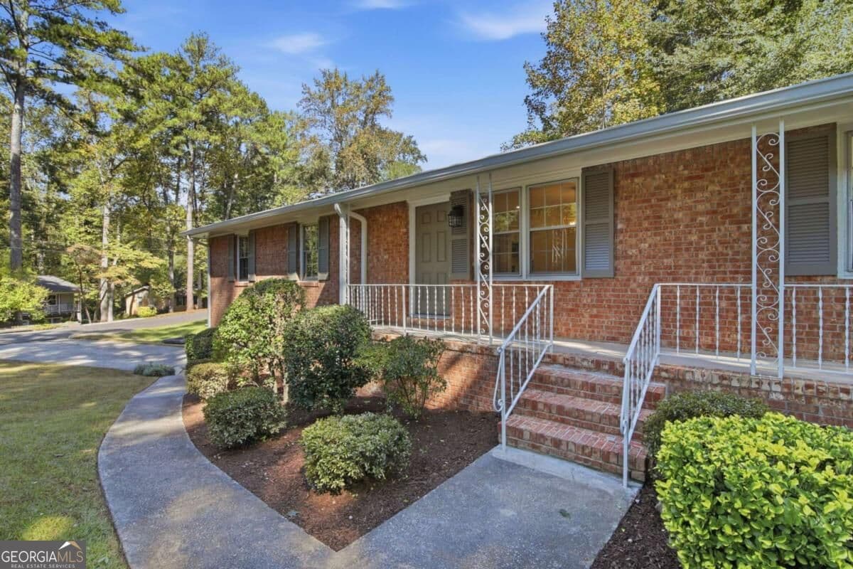 4 bedroom, 3 bathroom, 2,025 sq ft single family residence for sale at 31 Huntwood Drive, Smyrna, GA 30082 — photo 6