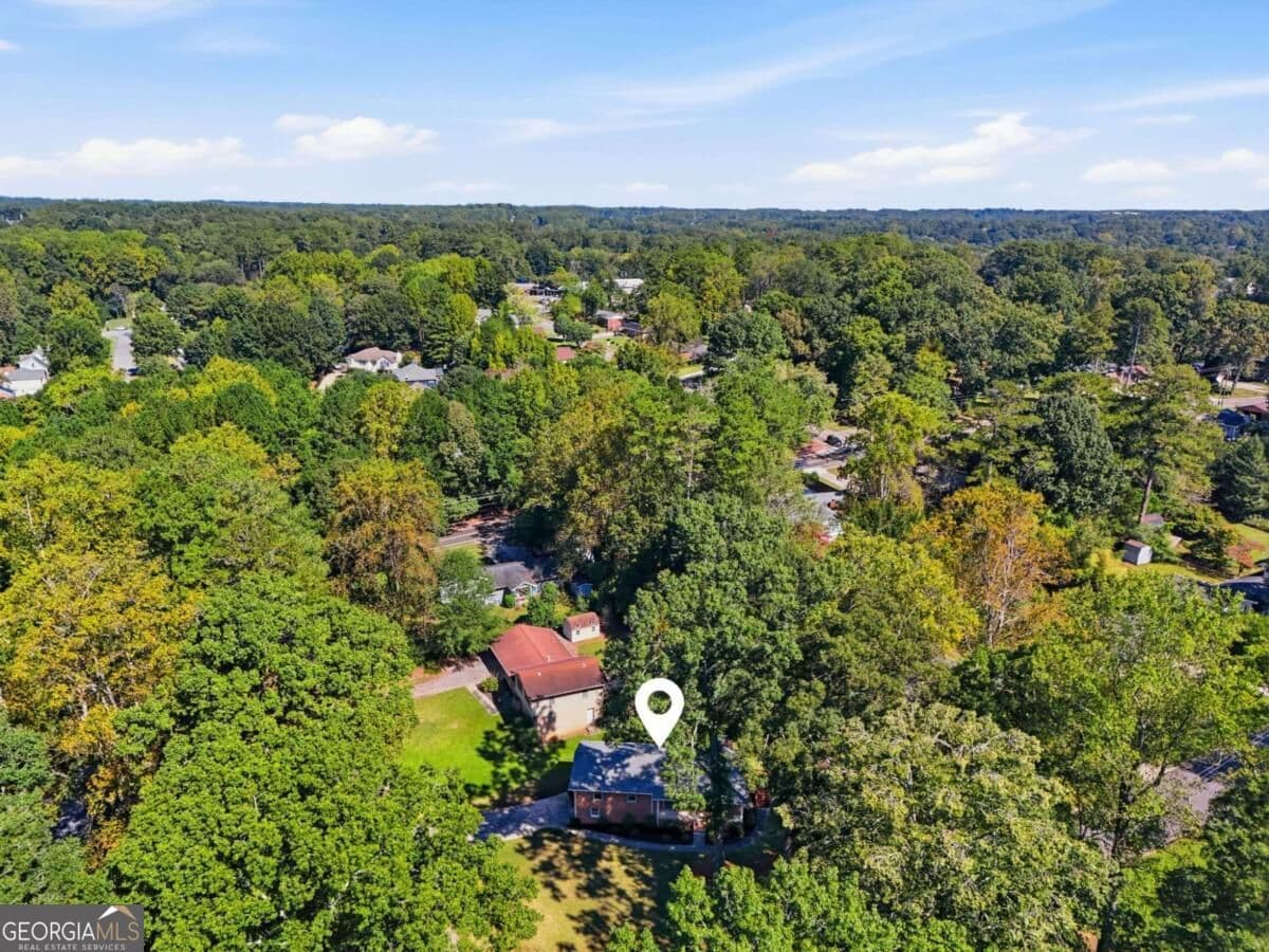 4 bedroom, 3 bathroom, 2,025 sq ft single family residence for sale at 31 Huntwood Drive, Smyrna, GA 30082 — photo 3
