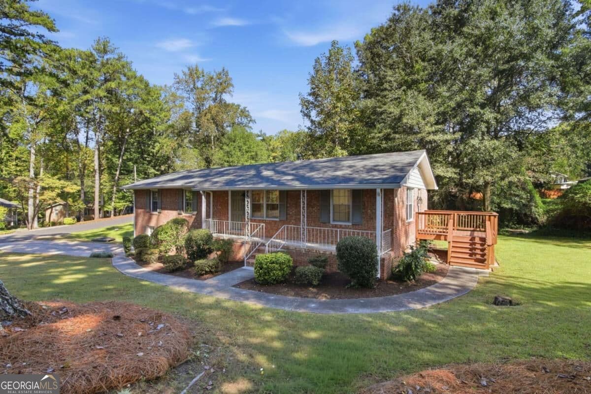 4 bedroom, 3 bathroom, 2,025 sq ft single family residence for sale at 31 Huntwood Drive, Smyrna, GA 30082 — photo 5