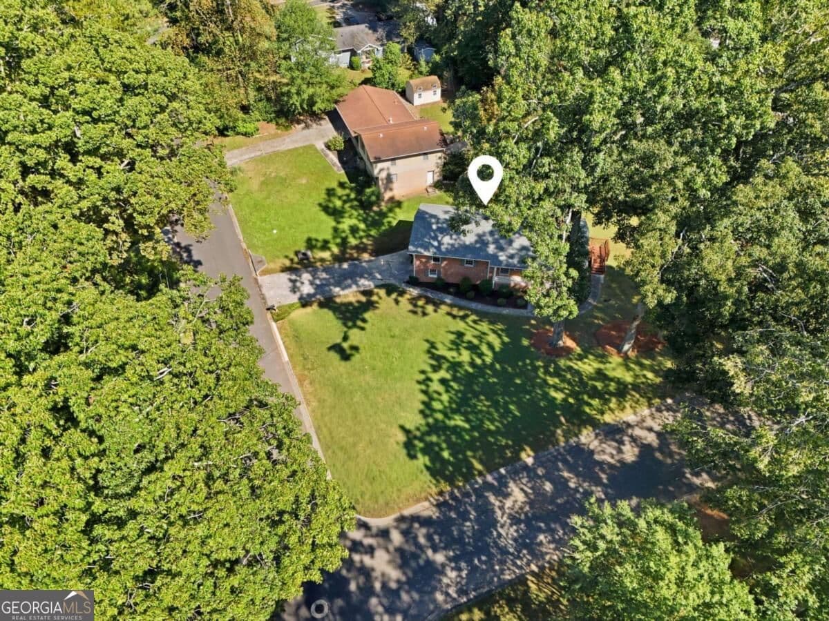 4 bedroom, 3 bathroom, 2,025 sq ft single family residence for sale at 31 Huntwood Drive, Smyrna, GA 30082 — photo 4