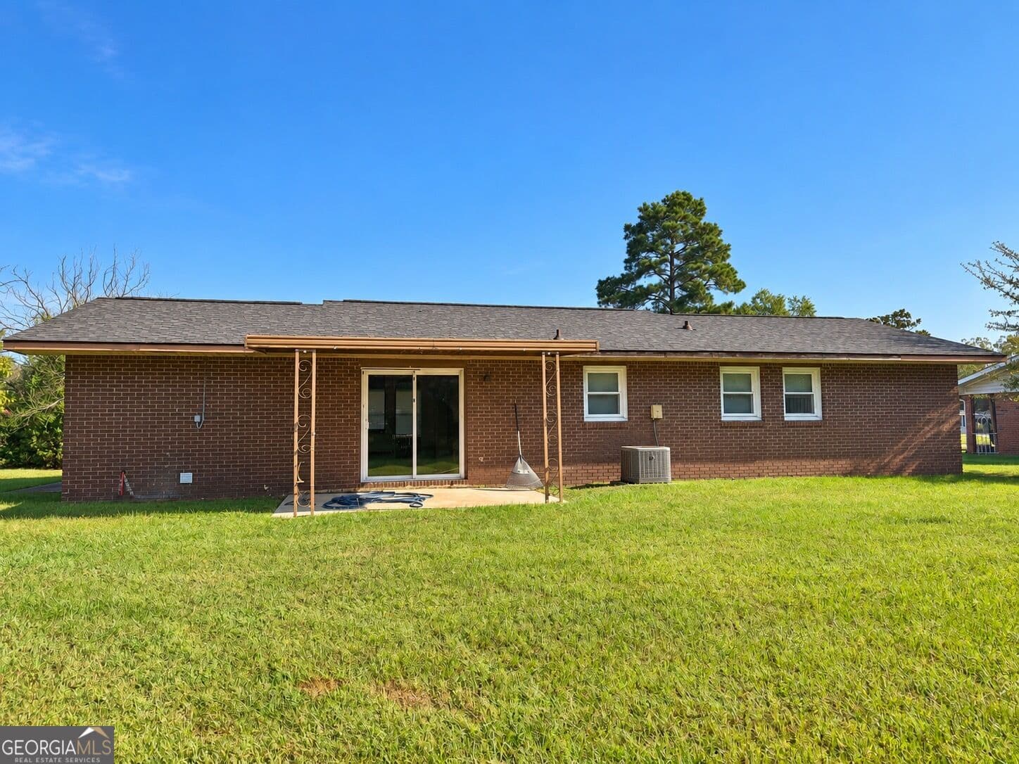 3 bedroom, 2 bathroom, 1,425 sq ft single family residence for sale at 108 Lancelot Court, Warner Robins, GA 31093 — photo 2
