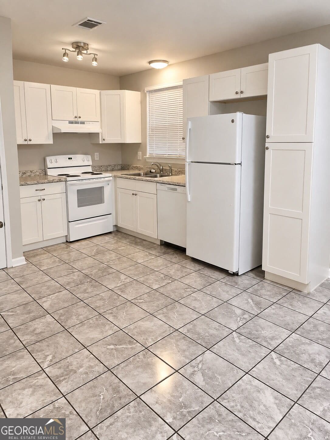 3 bedroom, 2 bathroom, 1,425 sq ft single family residence for sale at 108 Lancelot Court, Warner Robins, GA 31093 — photo 6