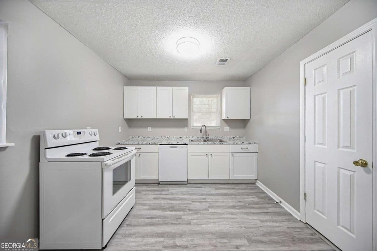 4 bedroom, 2 bathroom, 1,344 sq ft single family residence for sale at 1367 Railroad Avenue, Sugar Hill, GA 30518 — photo 5