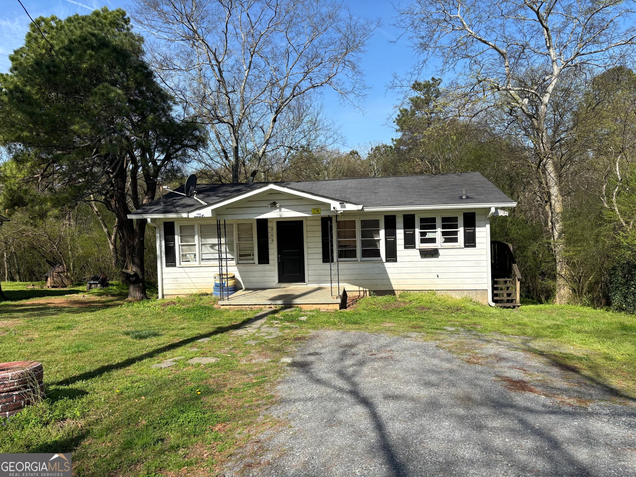 4 bedroom, 2 bathroom, 1,750 sq ft single family residence for sale at 309 Crest Drive, Calhoun, GA 30701 — photo 2