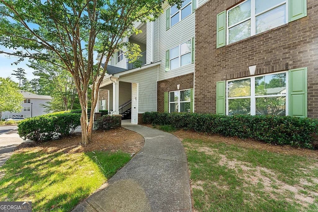 3 bedroom, 2 bathroom, 1,292 sq ft condominium for sale at 6202 Fairington Ridge Circle, Lithonia, GA 30038 — photo 3