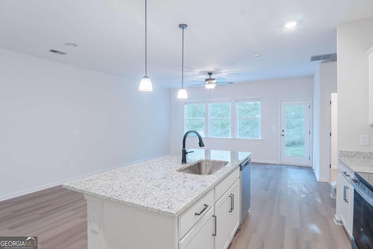 3 bedroom, 2.5 bathroom townhouse for rent at 411 Summit View Lane 5, Jasper, GA 30143 for $1,995 a month — photo 4