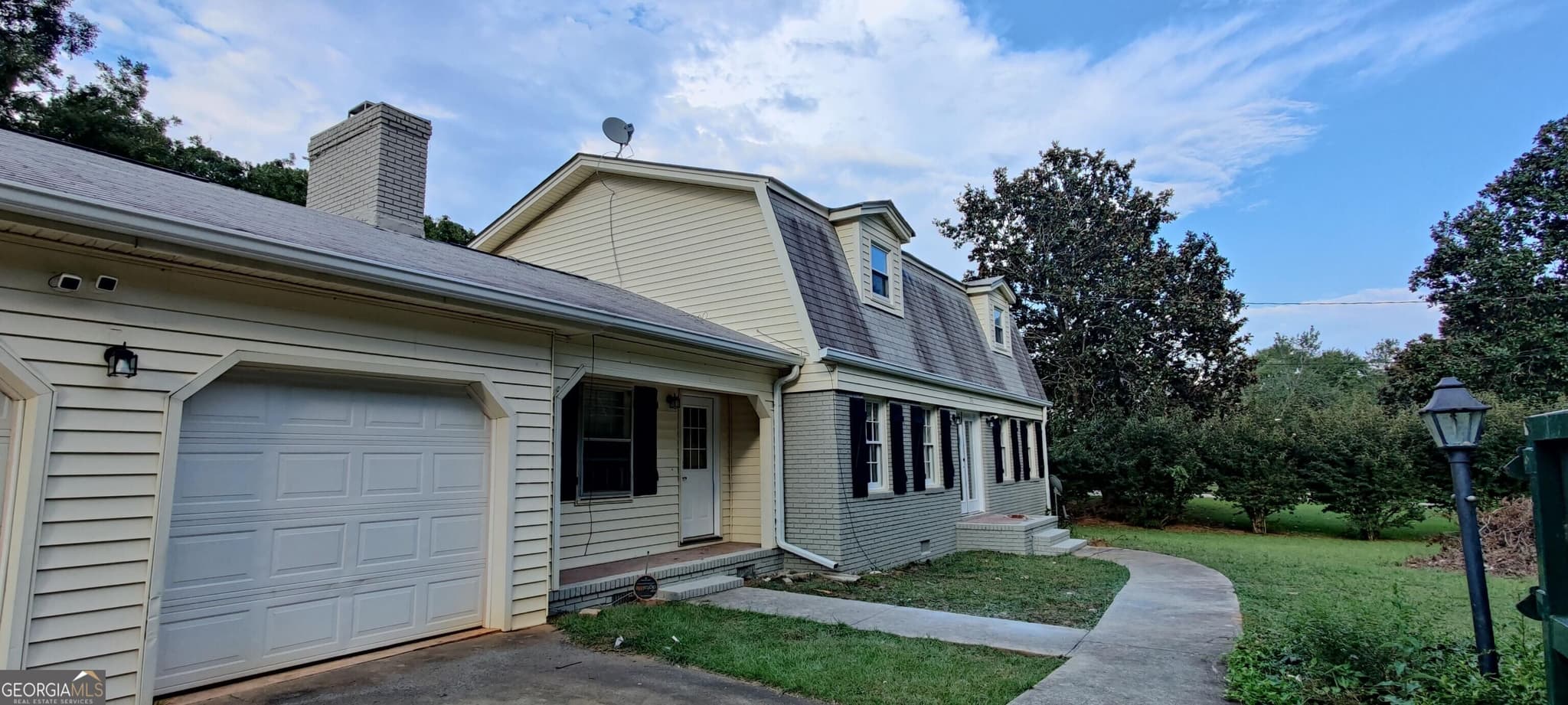 4 bedroom, 3 bathroom, 2,351 sq ft single family residence for sale at 236 Smithstone Path, Fayetteville, GA 30214 — photo 2