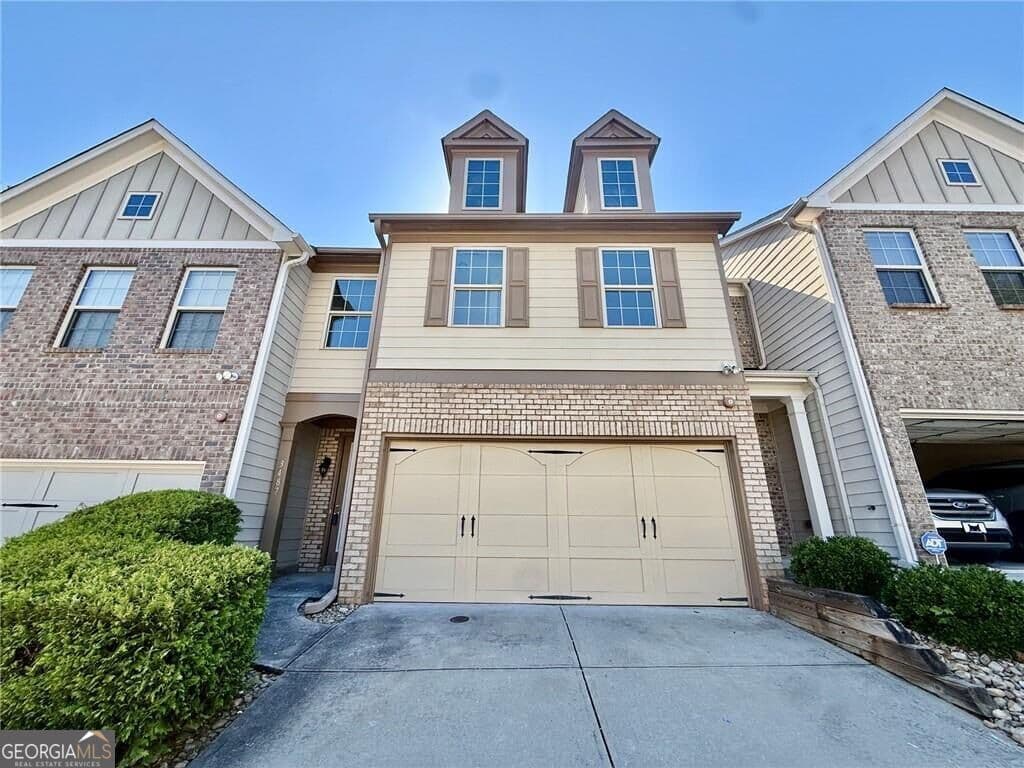 3 bedroom, 2.5 bathroom, 1,994 sq ft townhouse for sale at 3487 Desoto Road, Snellville, GA 30078 — photo 1 of 24