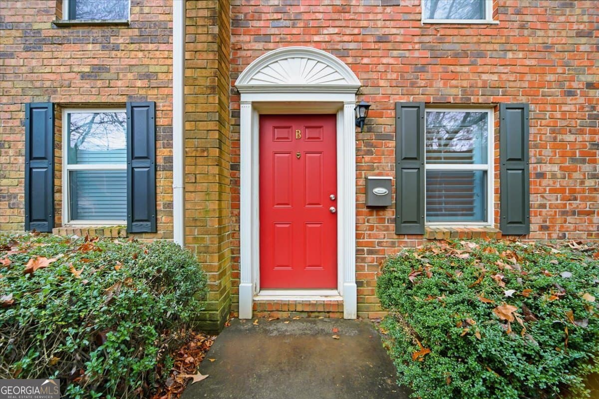 3 bedroom, 2.5 bathroom, 1,600 sq ft condominium for sale at 115 WINDING RIVER Drive UNIT B, Atlanta, GA 30350 — photo 2