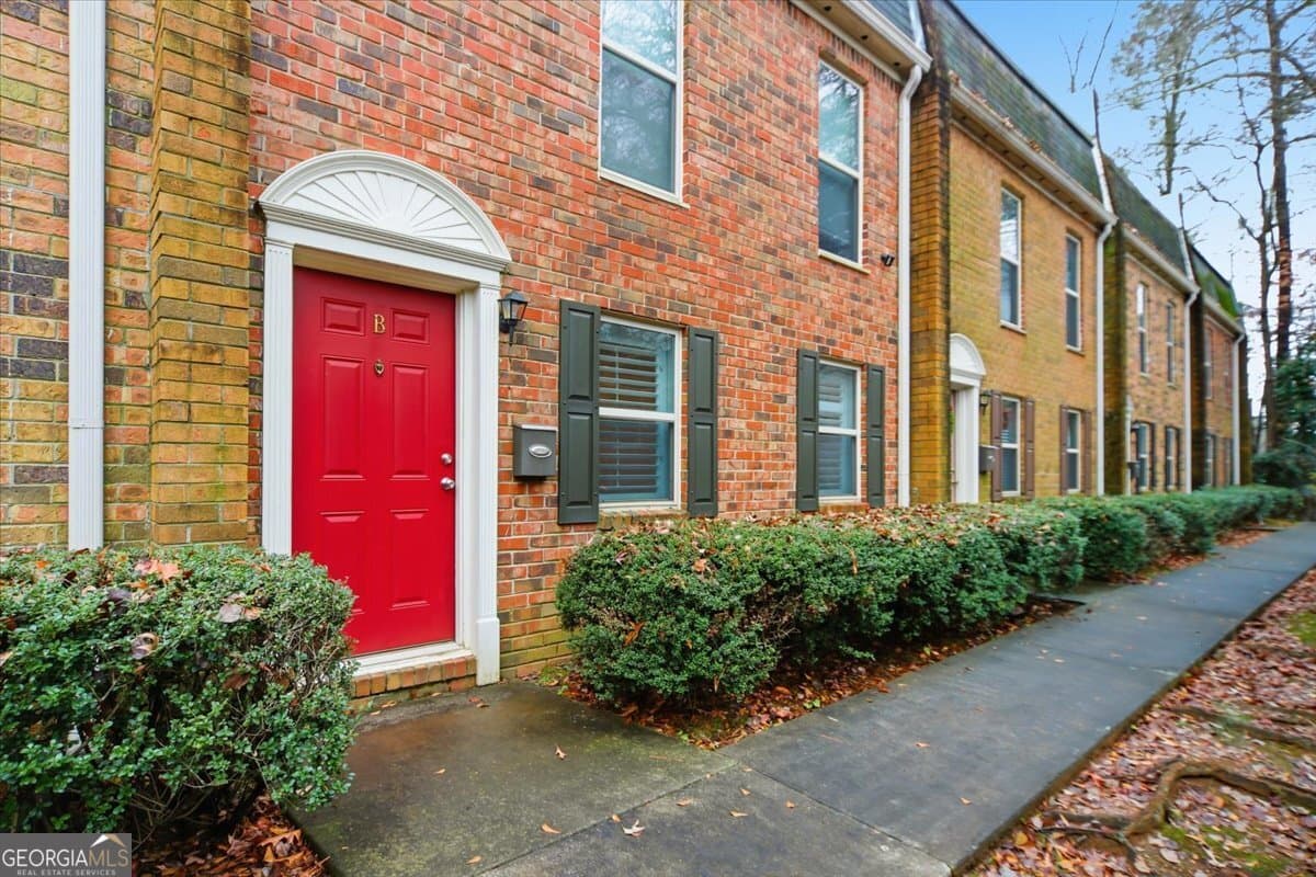 3 bedroom, 2.5 bathroom, 1,600 sq ft condominium for sale at 115 WINDING RIVER Drive UNIT B, Atlanta, GA 30350 — photo 3