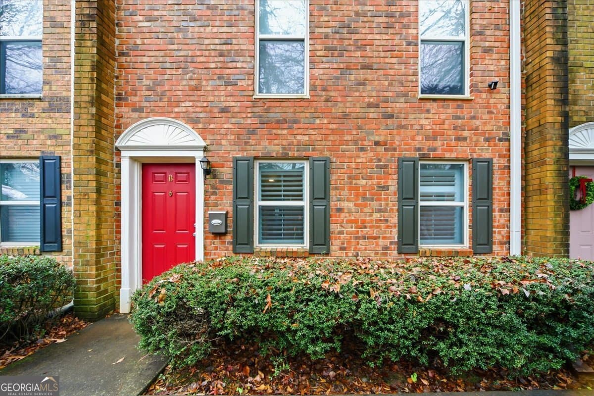 3 bedroom, 2.5 bathroom, 1,600 sq ft condominium for sale at 115 WINDING RIVER Drive UNIT B, Atlanta, GA 30350 — photo 1 of 32