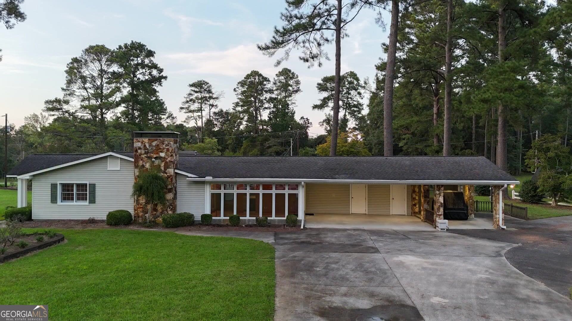 3 bedroom, 2 bathroom, 2,502 sq ft single family residence for sale at 329 Perry Dairy Road, Dublin, GA 31021 — photo 2