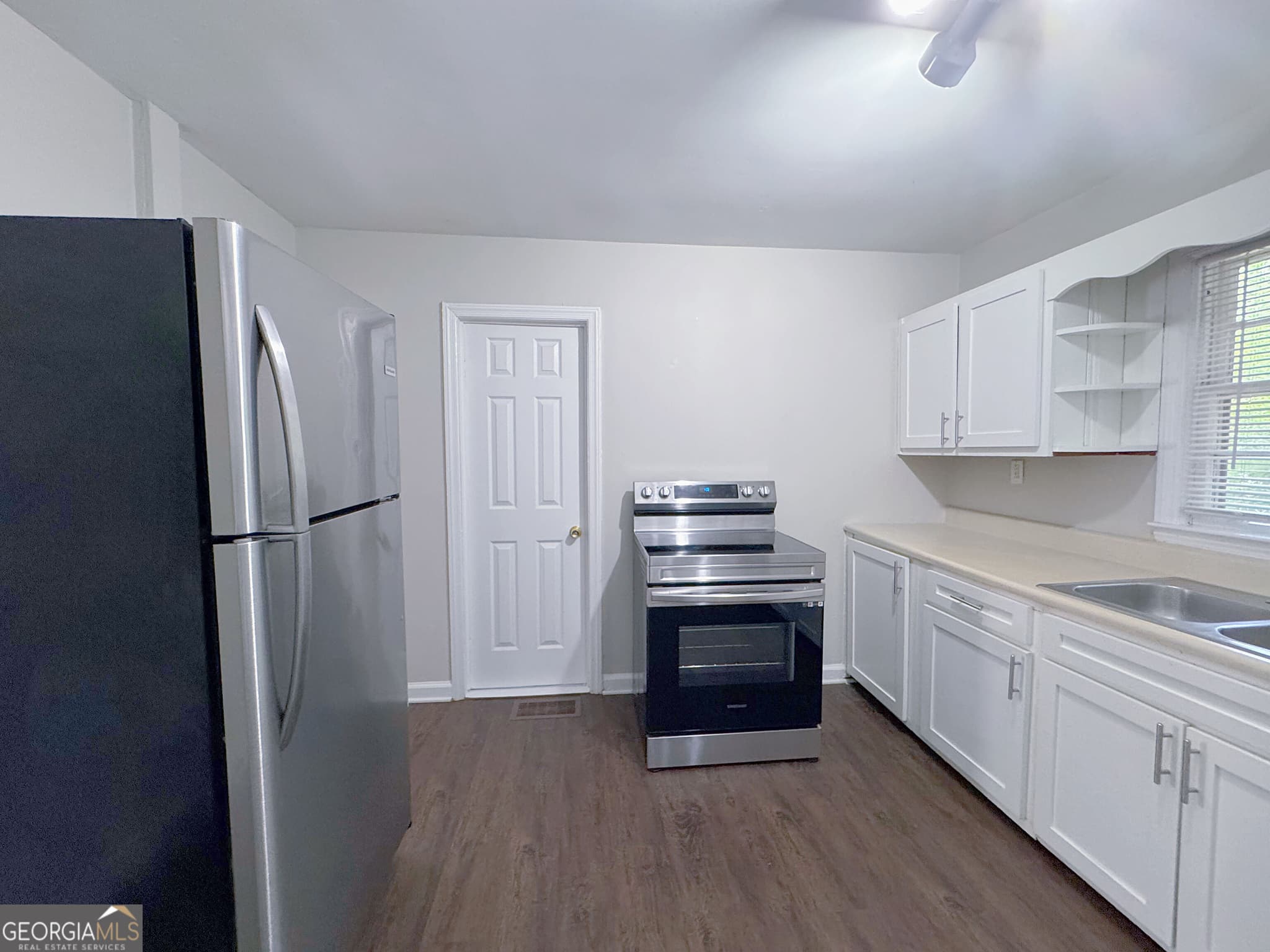 5 bedroom, 2 bathroom, 1,800 sq ft single family residence for sale at 478 Pine Drive, Stone Mountain, GA 30083 — photo 6
