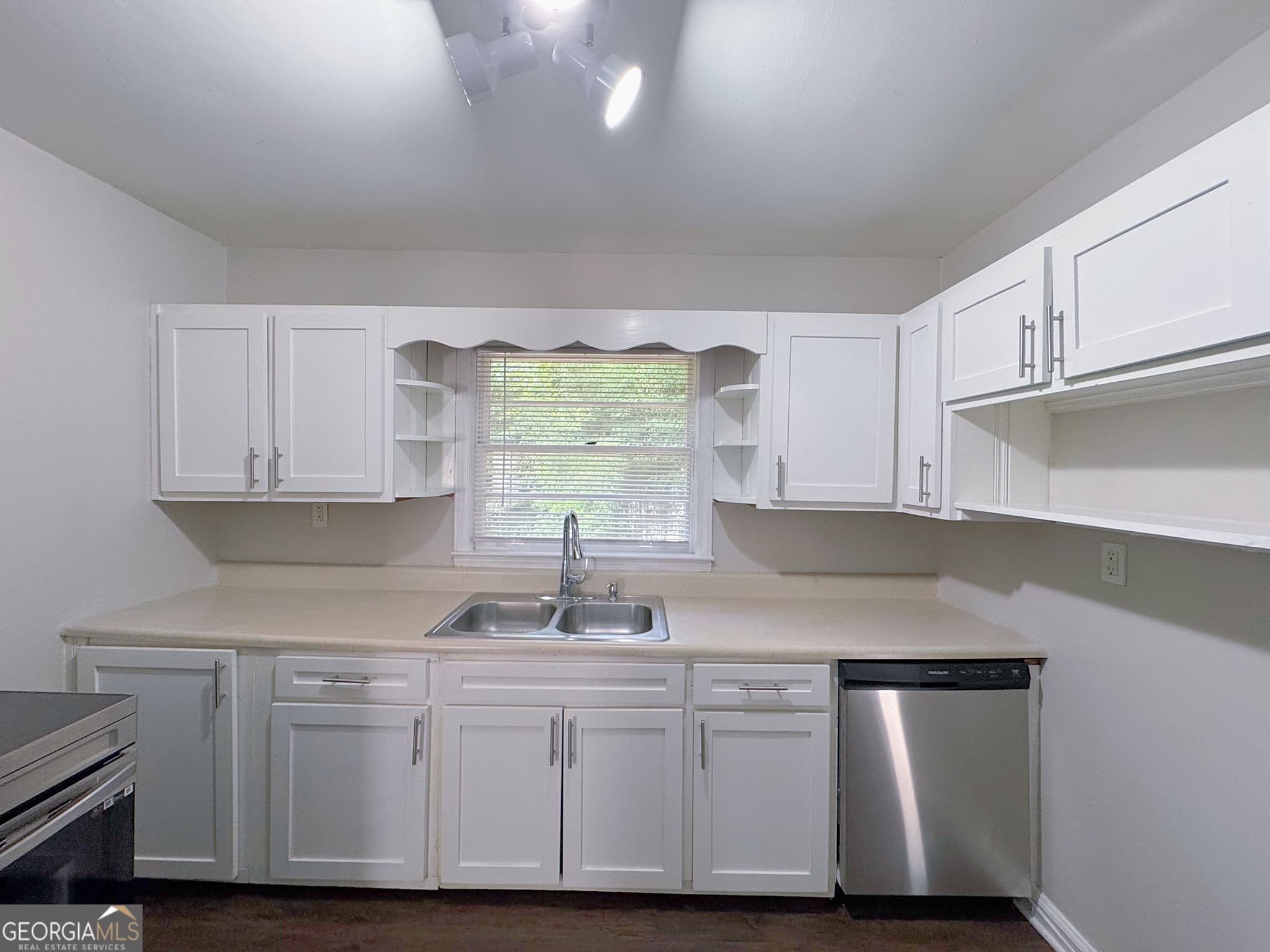 5 bedroom, 2 bathroom, 1,800 sq ft single family residence for sale at 478 Pine Drive, Stone Mountain, GA 30083 — photo 7