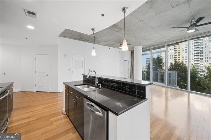 2 bedroom, 2 bathroom, 1,260 sq ft condominium for sale at 950 W Peachtree Street 903, Atlanta, GA 30309 — photo 6