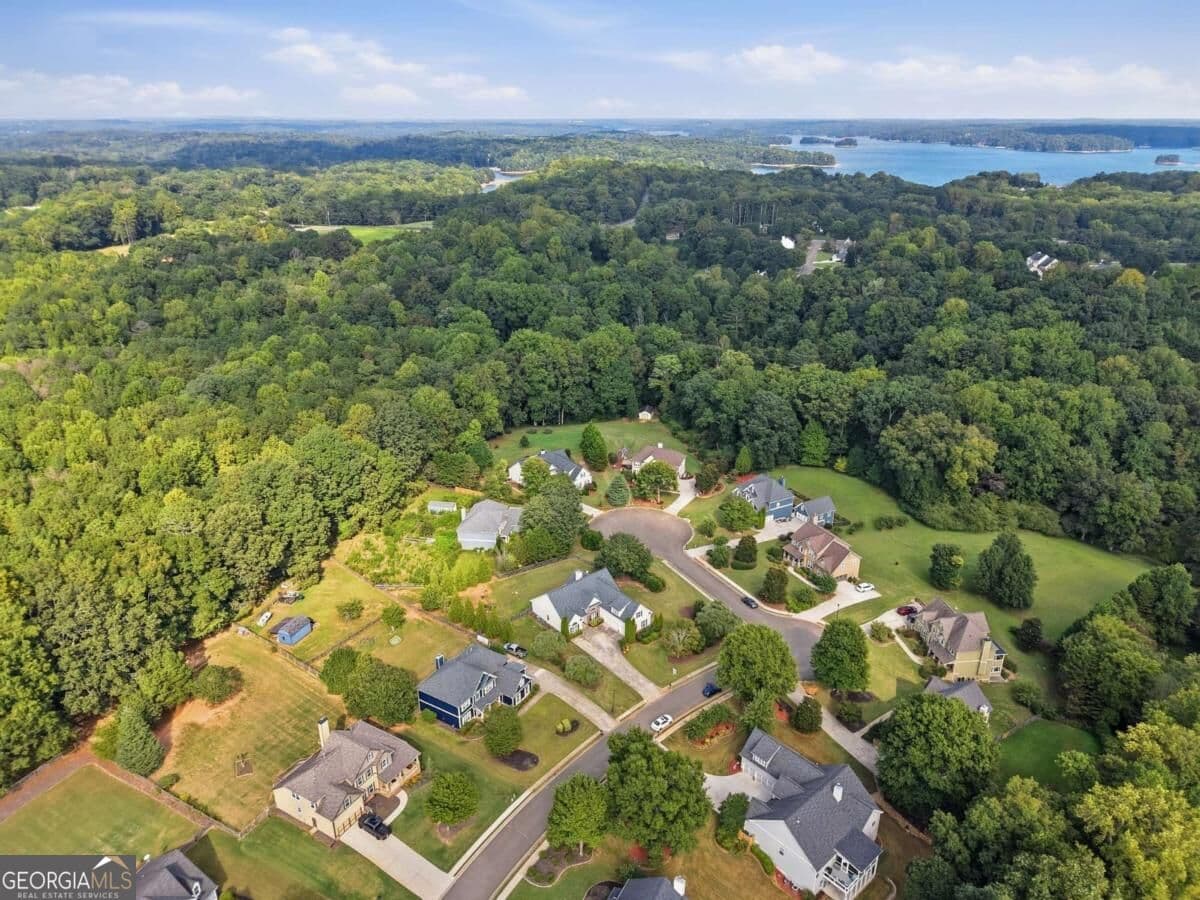 4 bedroom, 3 bathroom, 2,930 sq ft single family residence for sale at 9065 Blue Willow Court, Gainesville, GA 30506 — photo 6