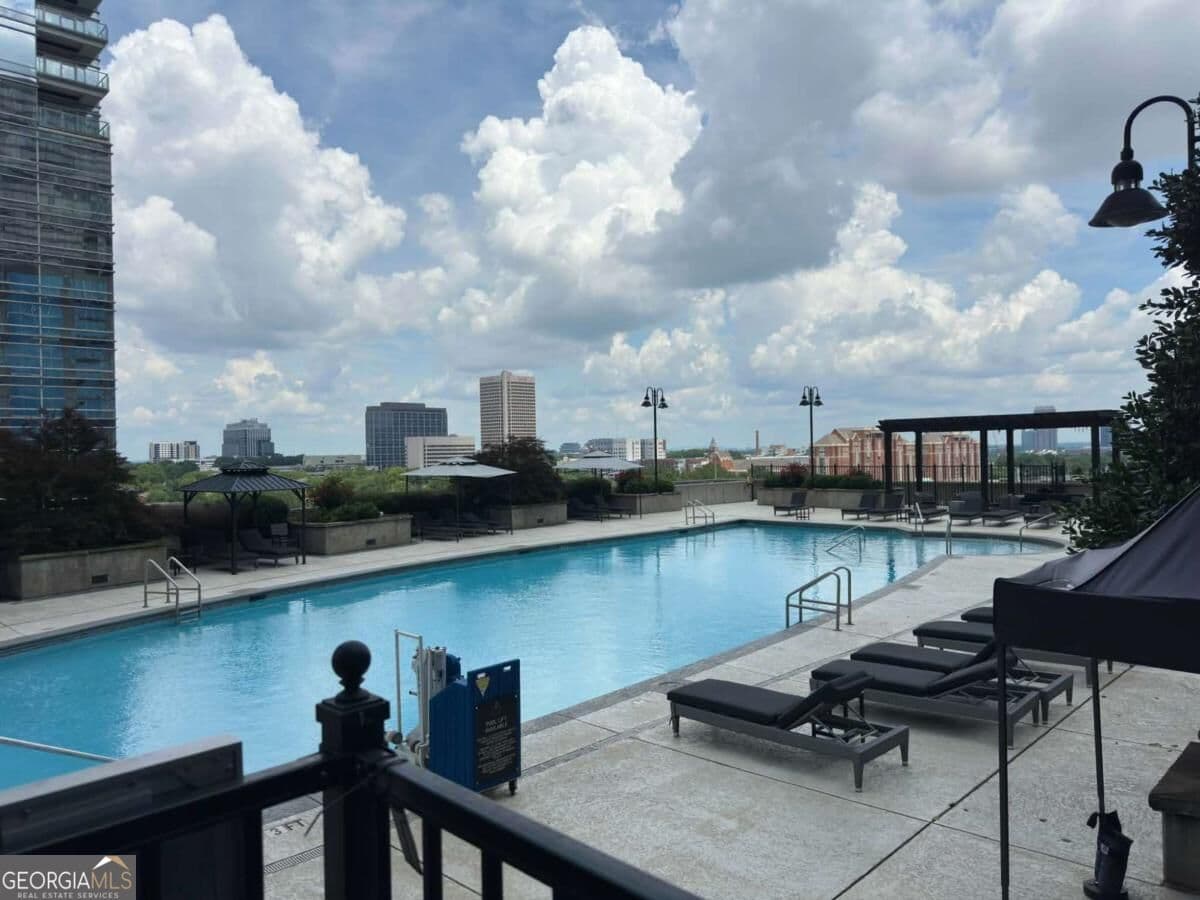 1 bedroom, 1 bathroom, 763 sq ft condominium for sale at 400 W Peachtree Street 2709, Atlanta, GA 30308 — photo 2