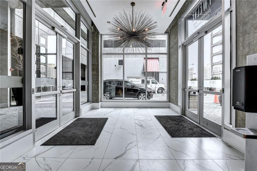 1 bedroom, 1 bathroom, 763 sq ft condominium for sale at 400 W Peachtree Street 2709, Atlanta, GA 30308 — photo 4