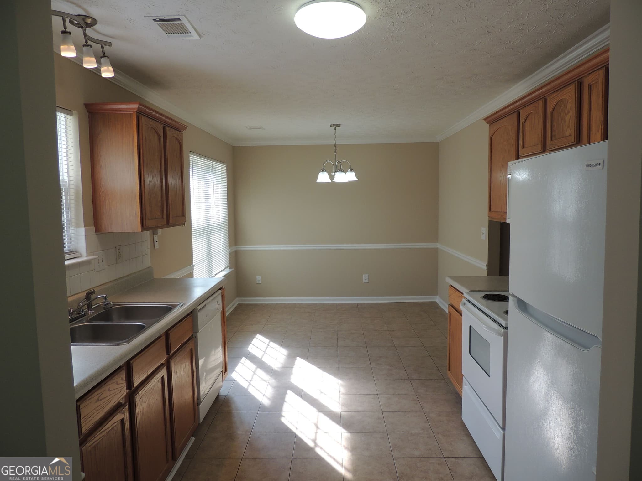 4 bedroom, 2 bathroom, 1,682 sq ft single family residence for sale at 3520 Imperial Hill Drive, Snellville, GA 30039 — photo 5