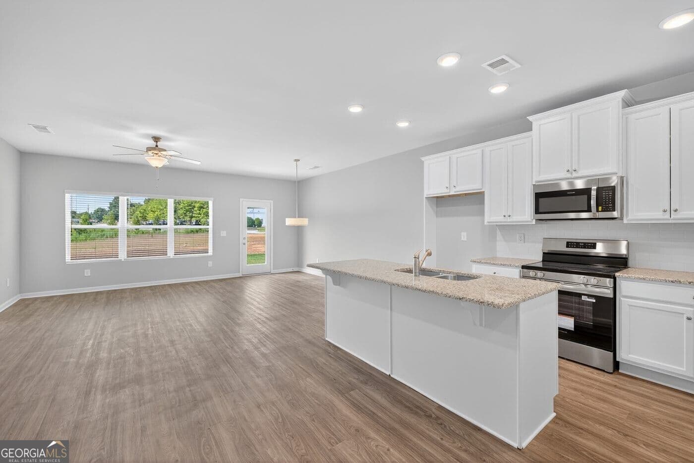 3 bedroom, 2.5 bathroom, 1,740 sq ft townhouse for sale at 2848 Lillian Lane, Douglasville, GA 30135 — photo 4