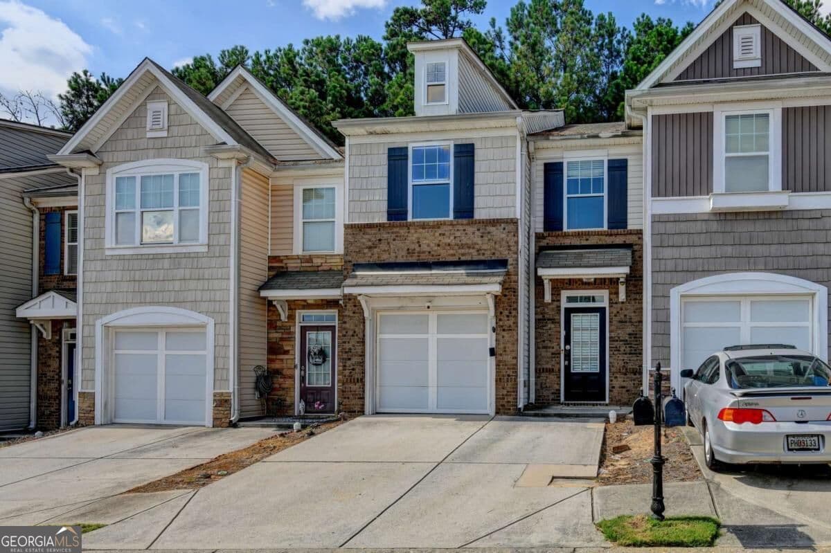 2 bedroom, 2.5 bathroom, 1,696 sq ft townhouse for sale at 2152 Executive Drive, Duluth, GA 30096 — photo 2