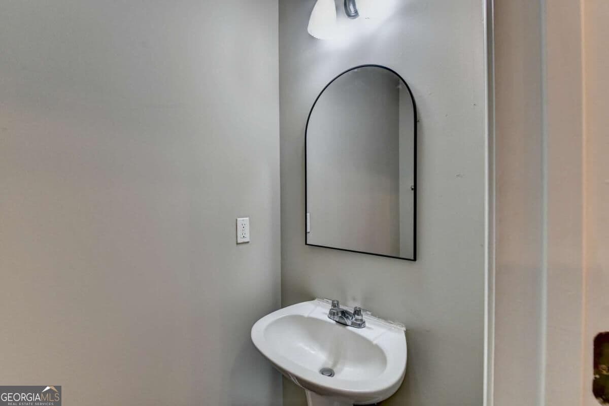 2 bedroom, 2.5 bathroom, 1,696 sq ft townhouse for sale at 2152 Executive Drive, Duluth, GA 30096 — photo 6