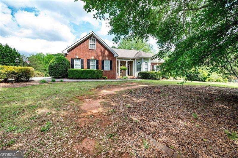 4 bedroom, 3.5 bathroom, 2,360 sq ft single family residence for sale at 1510 Pecan Plantation Court, Loganville, GA 30052 — photo 2