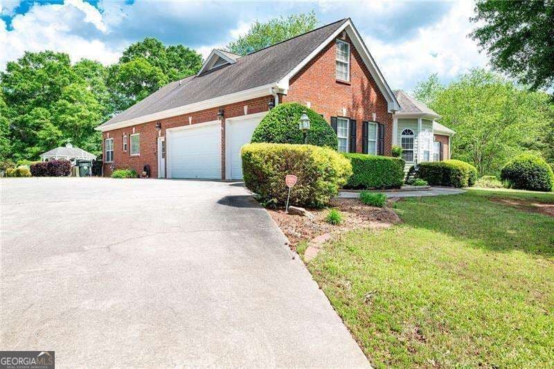 4 bedroom, 3.5 bathroom, 2,360 sq ft single family residence for sale at 1510 Pecan Plantation Court, Loganville, GA 30052 — photo 3