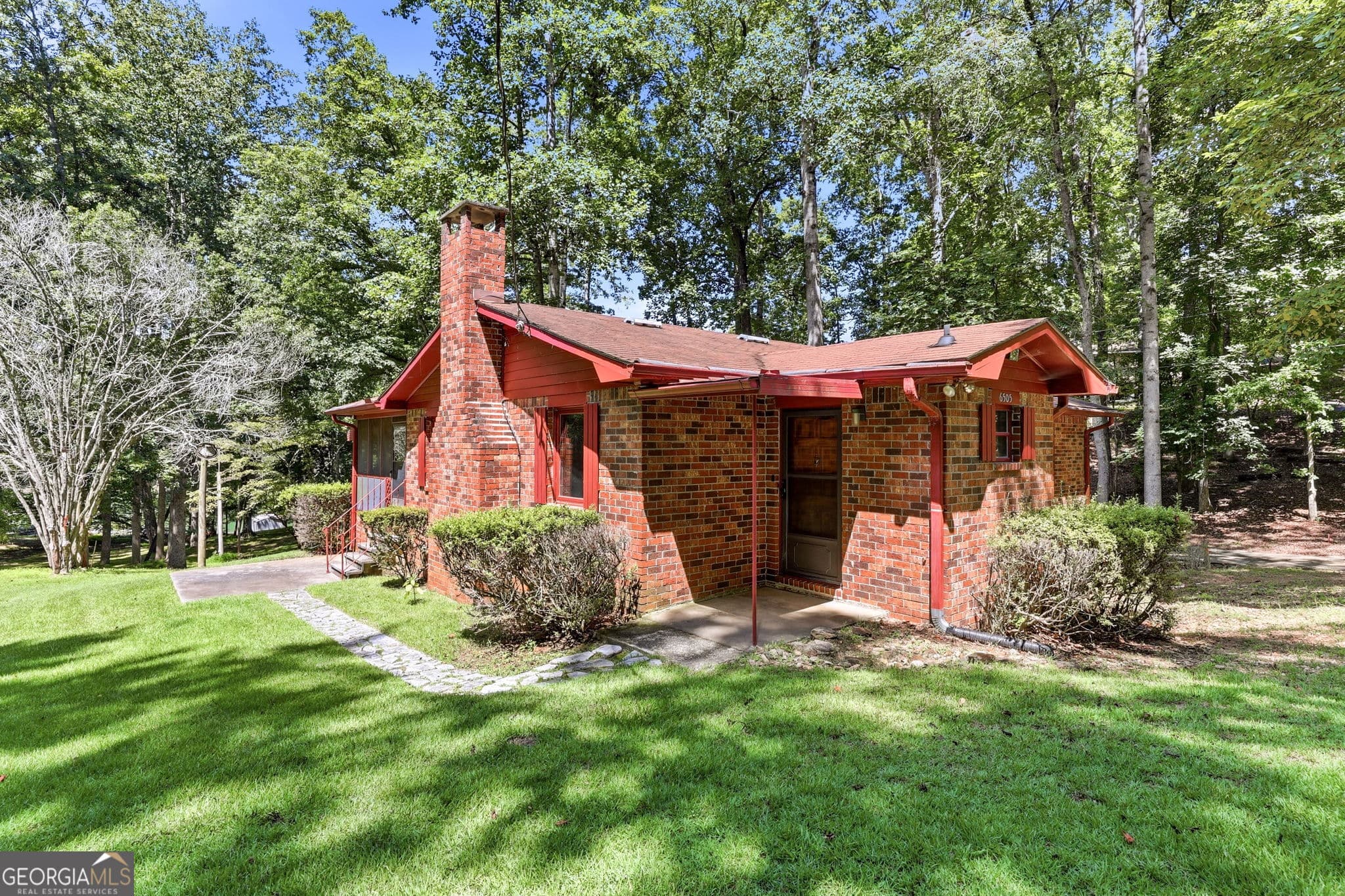 3 bedroom, 1 bathroom, 1,092 sq ft cabin,single family residence for sale at 6505A Julian Road, Gainesville, GA 30506 — photo 3