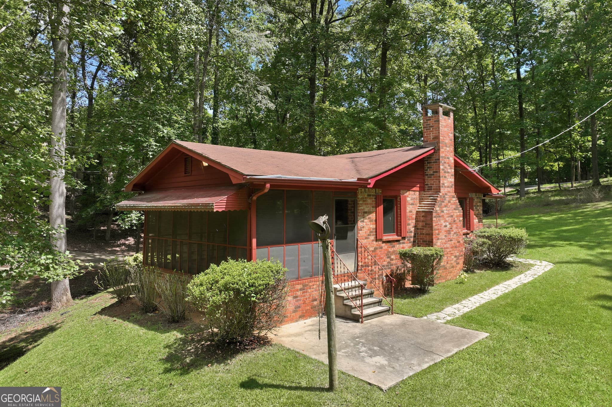 3 bedroom, 1 bathroom, 1,092 sq ft cabin,single family residence for sale at 6505A Julian Road, Gainesville, GA 30506 — photo 5