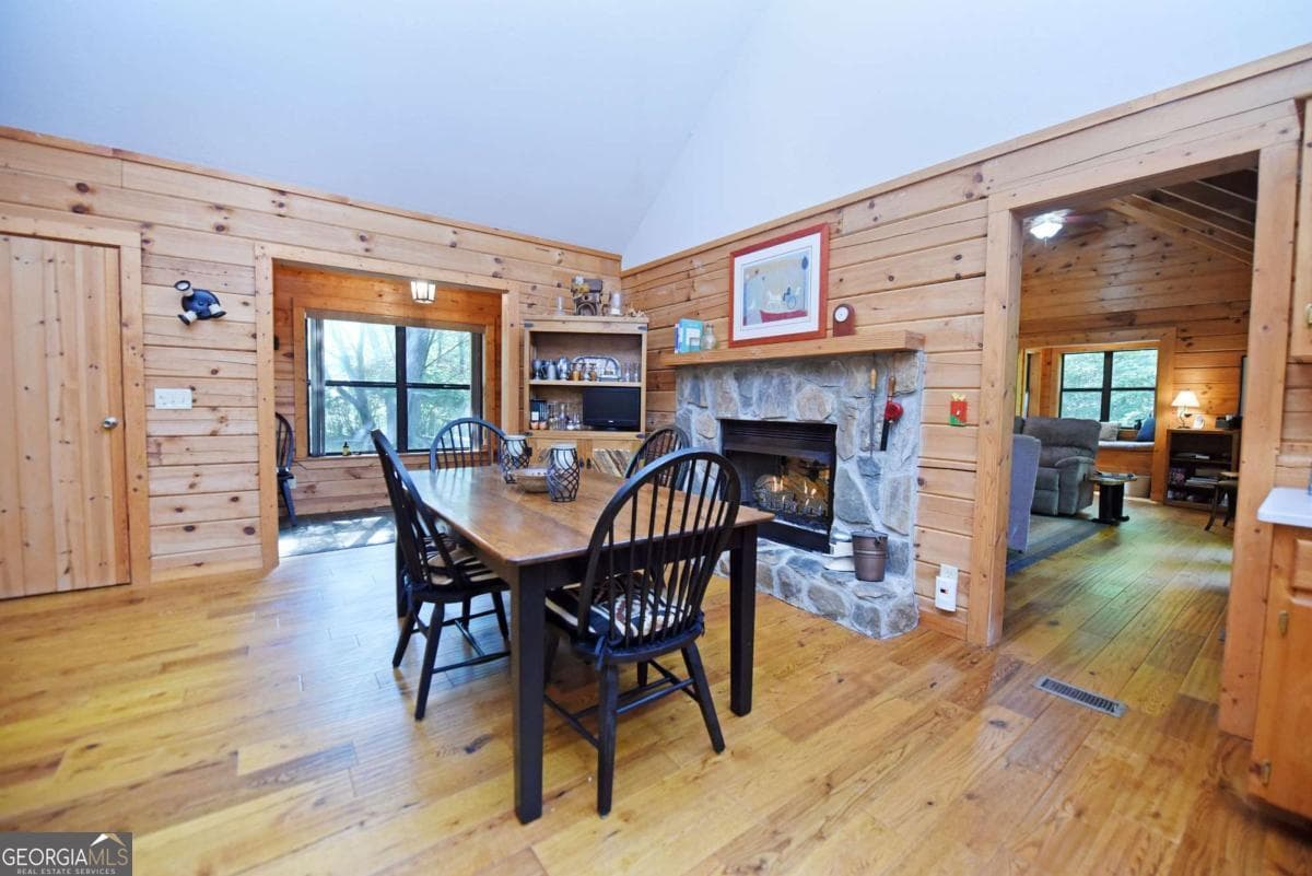 3 bedroom, 2.5 bathroom cabin,single family residence for sale at 566 Sharewood Forest, Morganton, GA 30560 — photo 7