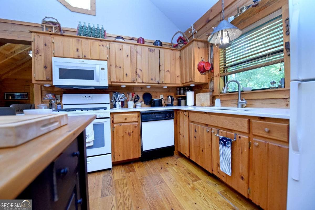 3 bedroom, 2.5 bathroom cabin,single family residence for sale at 566 Sharewood Forest, Morganton, GA 30560 — photo 9
